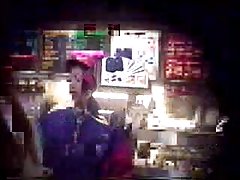 tự nhiên cô gái đồng tính trên một lĩnh vực dầu canola