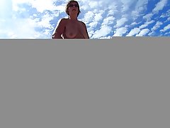 cực kỳ dễ thương blonde babe cho blowjob với dick slap