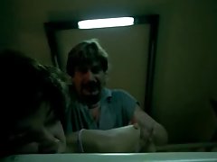 thiếu niên rất sẵn sàng cho phép miệng được fucked và relishes trong một khuôn mặt