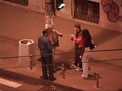 cô gái tóc vàng bạch kim Séc được vớt lên trên đường phố