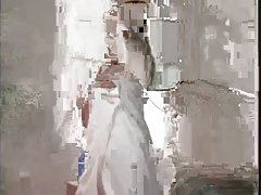 Sara đá được nó giường.