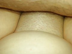 cô gái humping gối đến cực khoái của cô!