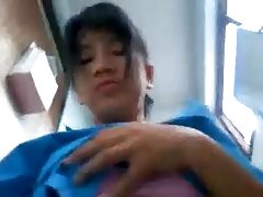 cô gái khỏa thân busty nhà bếp làm sạch