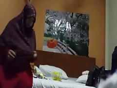 2 phụ nữ trẻ không được amused có được nhảy trên tàu