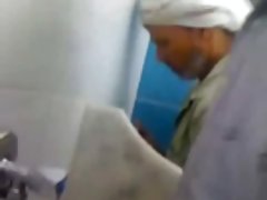 ba tò mò thôi sluts lẻn vào phòng tắm của nam giới