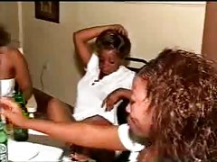 Các cô gái tuyệt đẹp với sừng tóc vàng