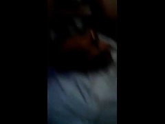 dễ thương thiếu niên trẻ brunette yêu hai cocks